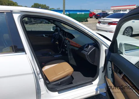 2013 Mercedes-Benz C 250 Luxury/Sport из США, поврежденный, VIN WDDGF4HB2DA805935